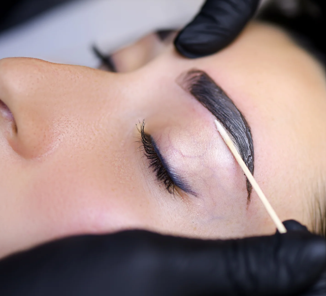 Laminado de cejas con henna